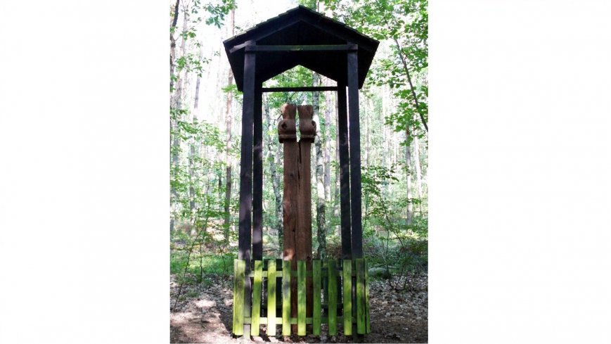 Zagadkowy słup na trasie z Tuczna do Zielonki - zdjęcie 1