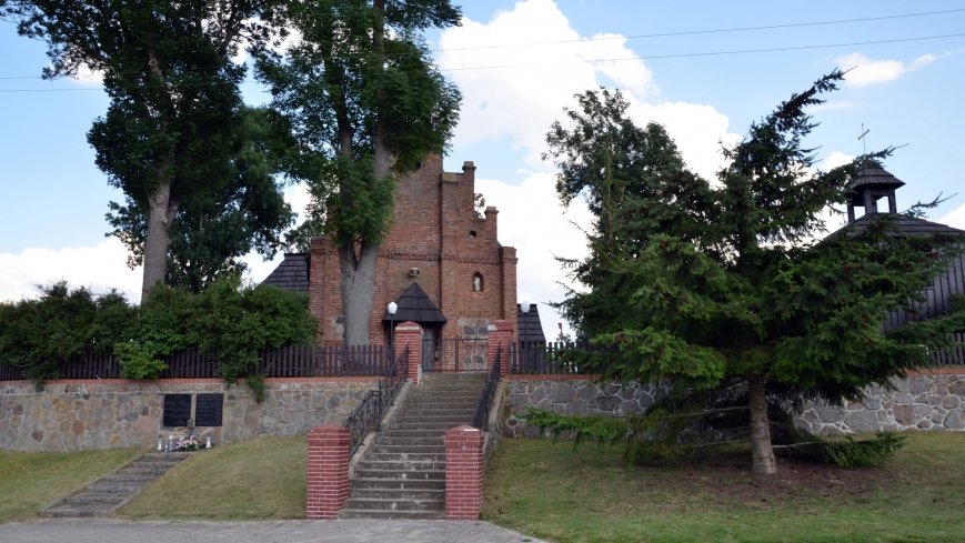 Urzekający drewniany kościółek w Brudzewie - zdjęcie 1