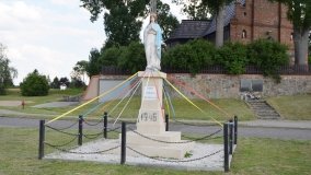 Urzekający drewniany kościółek w Brudzewie - zdjęcie 2