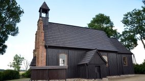 Urzekający drewniany kościółek w Brudzewie - zdjęcie 3