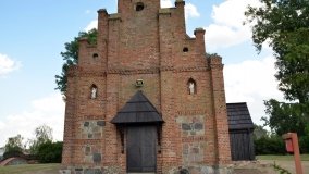 Urzekający drewniany kościółek w Brudzewie - zdjęcie 5