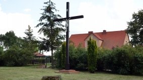 Urzekający drewniany kościółek w Brudzewie - zdjęcie 6