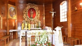 Urzekający drewniany kościółek w Brudzewie - zdjęcie 15