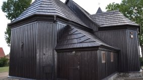 Urzekający drewniany kościółek w Brudzewie - zdjęcie 23