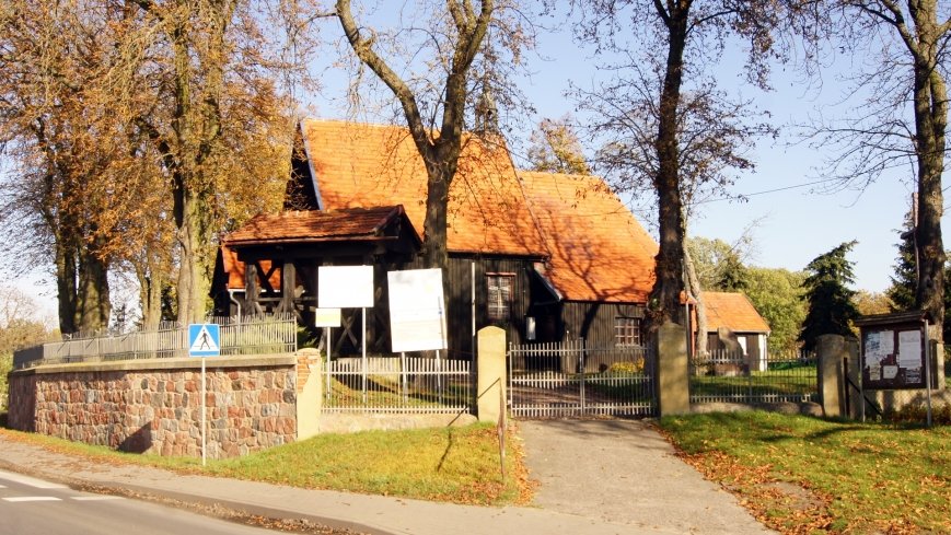 Strzelce – drewniany kościół w pobliżu Jeziora Pakoskiego - zdjęcie 1