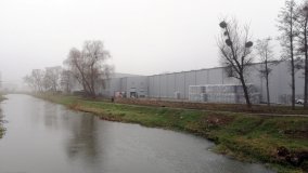 Szklany Tur. Butelka w kształcie kałasznikowa - zdjęcie 5