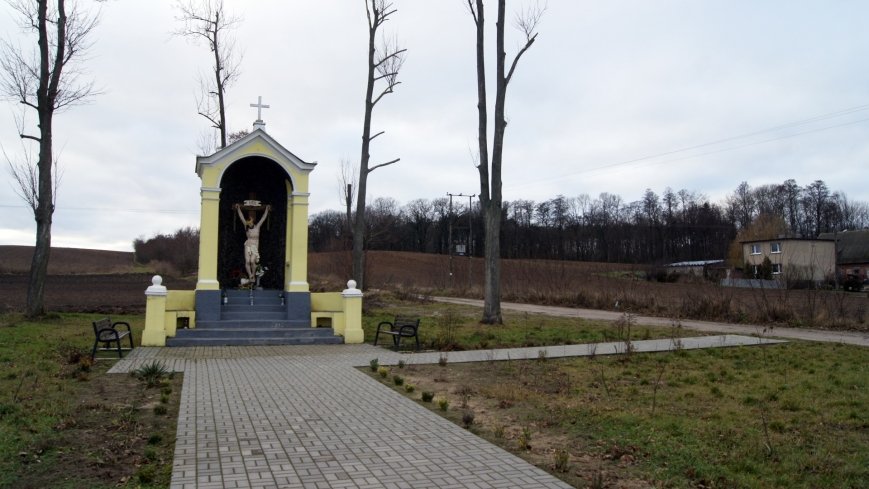 Obielewo. Zabytkowa kapliczka z Chrystusem Ukrzyżowanym - zdjęcie 1