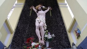 Obielewo. Zabytkowa kapliczka z Chrystusem Ukrzyżowanym - zdjęcie 2