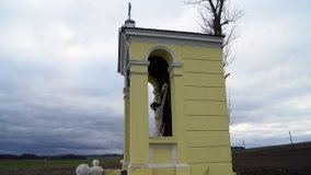 Obielewo. Zabytkowa kapliczka z Chrystusem Ukrzyżowanym - zdjęcie 4