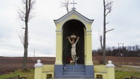 Obielewo. Zabytkowa kapliczka z Chrystusem Ukrzyżowanym - zdjęcie 5