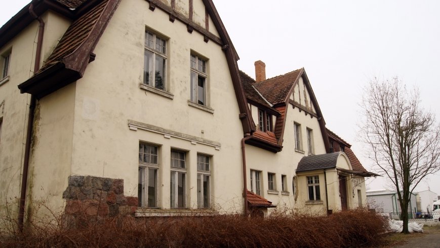 Zespół dworski w Szczeglinie z hitlerowskim obozem w tle - zdjęcie 1