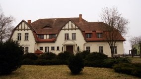 Zespół dworski w Szczeglinie z hitlerowskim obozem w tle - zdjęcie 2