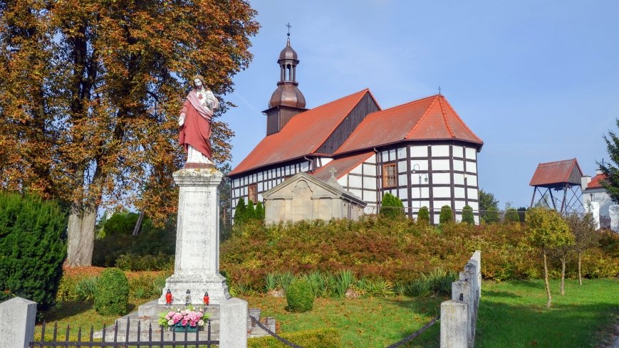 Kościół w kratkę na wzgórzu w Brzyskorzystwi - zdjęcie 1