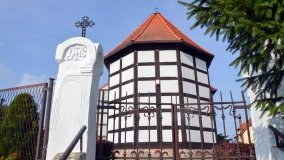 Kościół w kratkę na wzgórzu w Brzyskorzystwi - zdjęcie 11